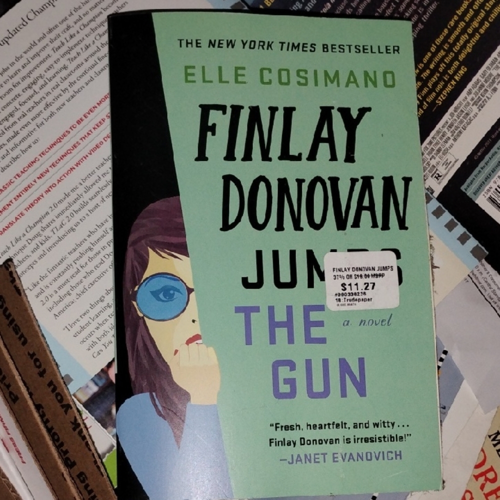 Finlay Donovan Jumps the Gun Book